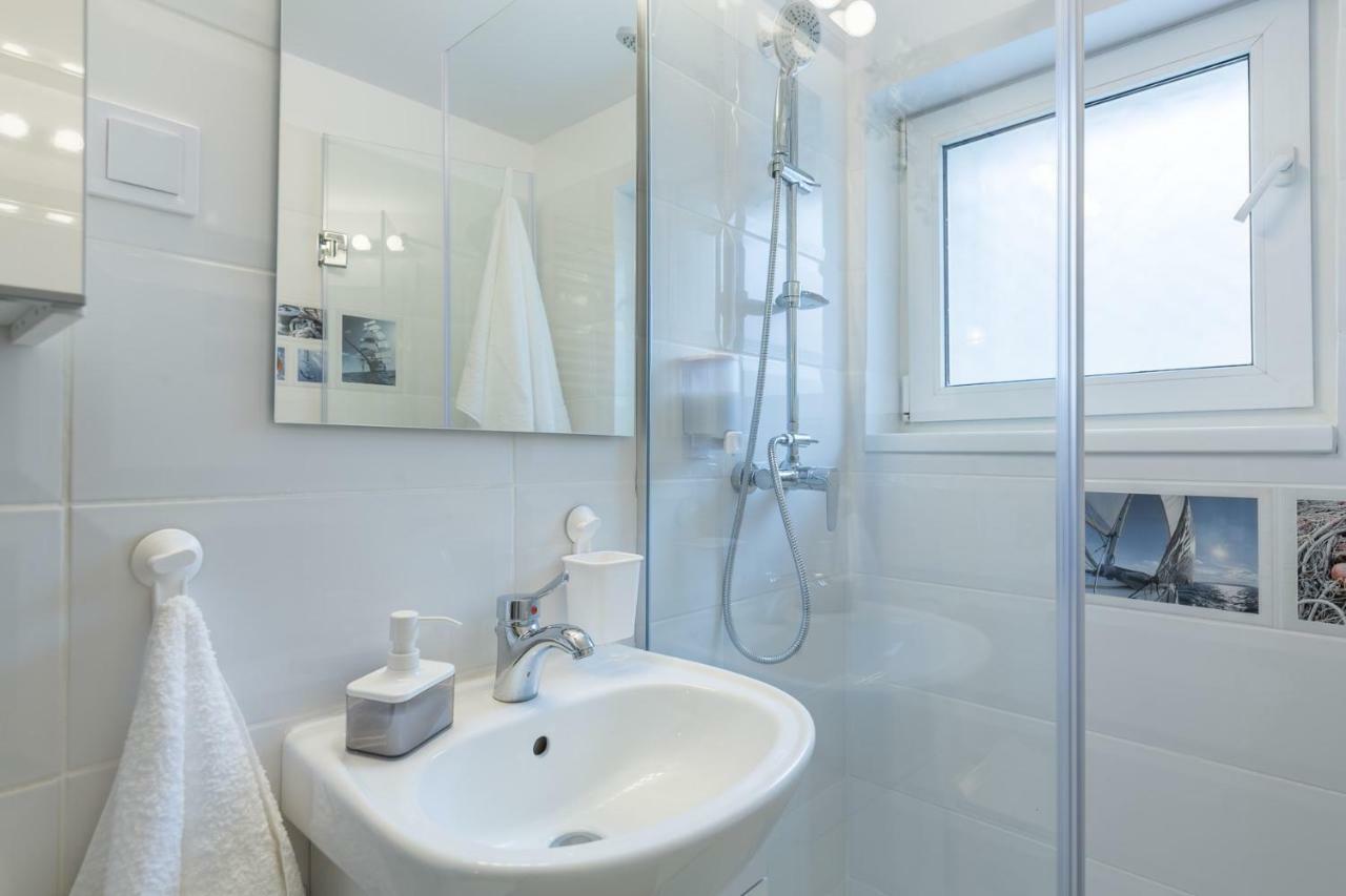 Central Stylish & Cozy One Bedroom Apartment - Adela Accommodation - Ideal For Long Stays บูคาเรสต์ ภายนอก รูปภาพ