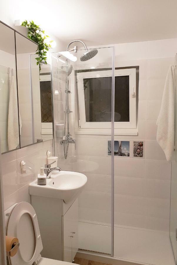 Central Stylish & Cozy One Bedroom Apartment - Adela Accommodation - Ideal For Long Stays บูคาเรสต์ ภายนอก รูปภาพ